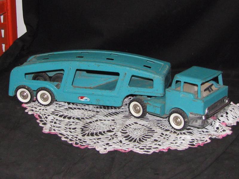 lot 7 image: Structo Pressed Steel Car Hauler