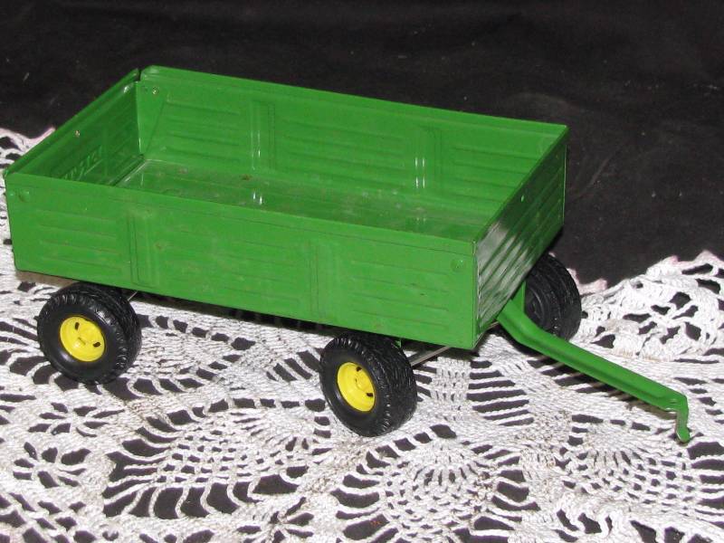 lot 9 image: Ertl Pressed Steel Implement Trailer