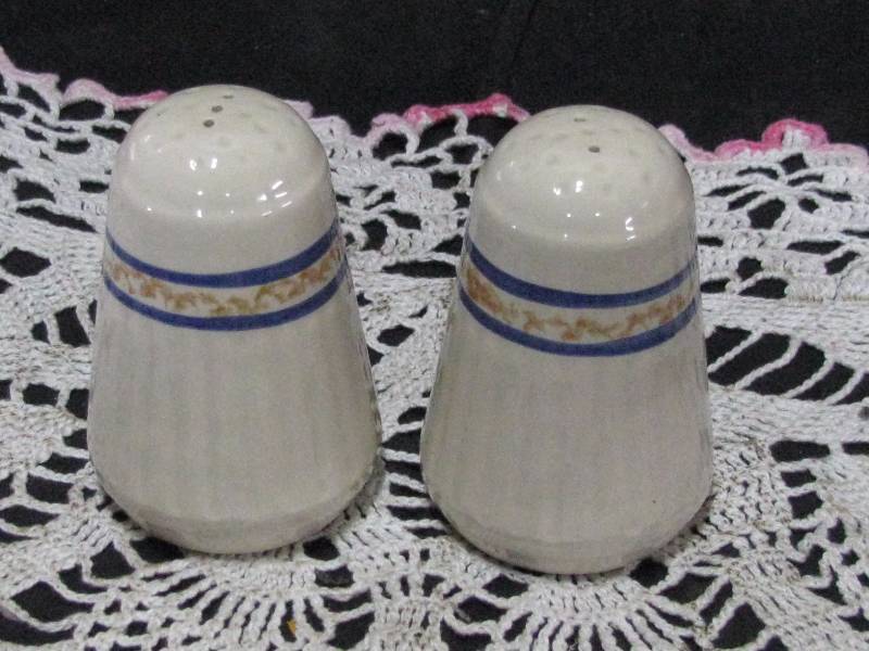 lot 17 image: Collector spongeware salt & pepper