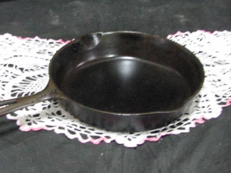 lot 23 image: #8 Cast Iron Skillet