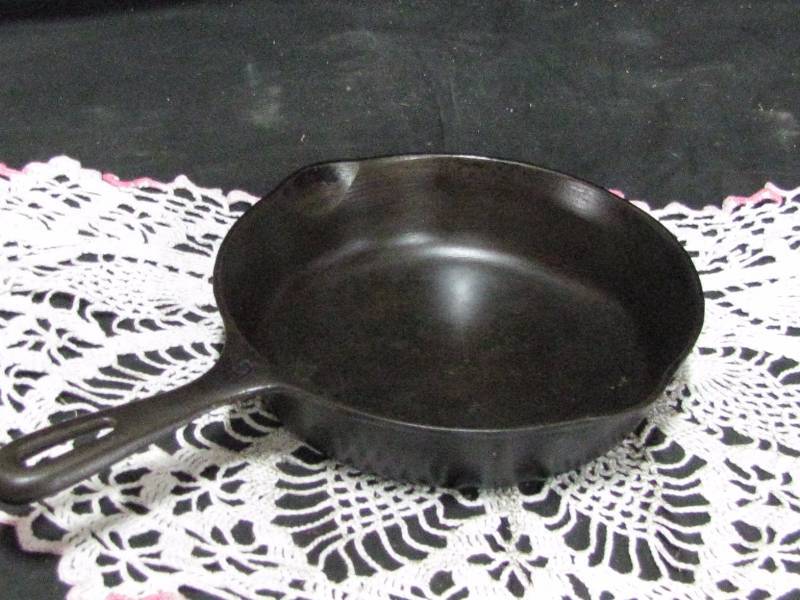 lot 24 image: #5 Cast Iron Skillet