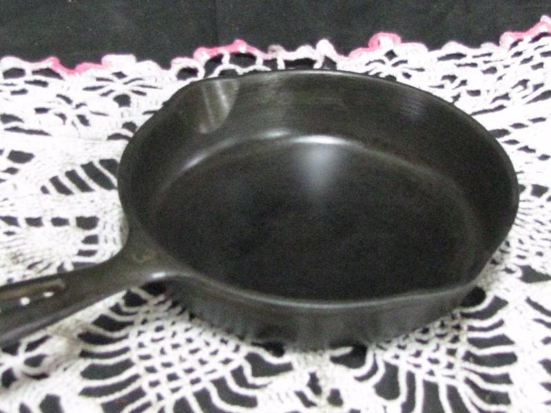 lot 25 image: #3 Cast Iron Skillet