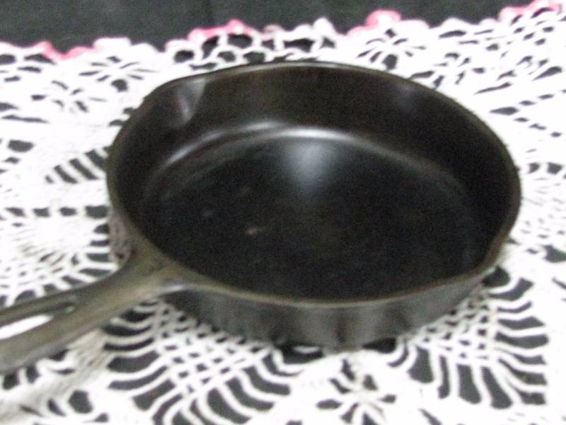 lot 26 image: #3 Cast Iron Skillet