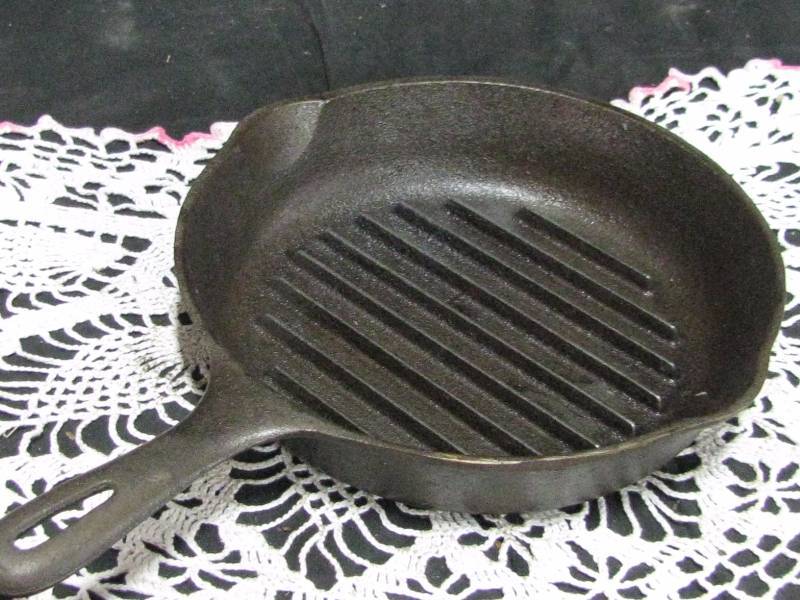 lot 27 image: Cast Iron SteakBroiler Skillet