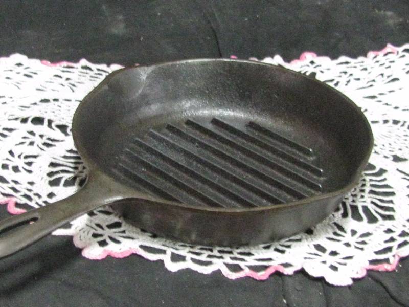 lot 28 image: Cast Iron SteakBroiler Skillet