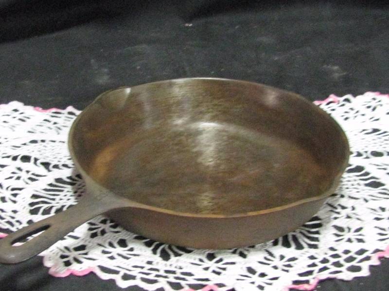lot 29 image: Wagner Ware #8 Cast Iron Skillet