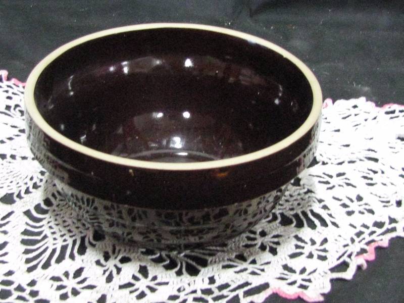 lot 33 image: USA 9 Crock bowl
