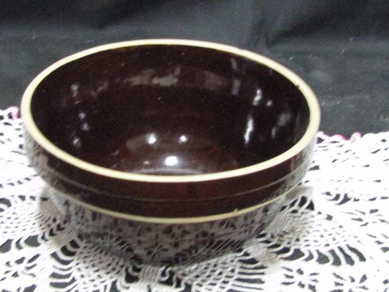 lot 34 image: USA 9 Crock bowl