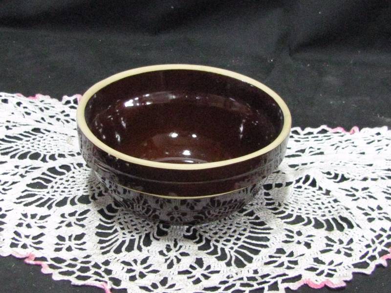 lot 35 image: USA 8 Crock bowl