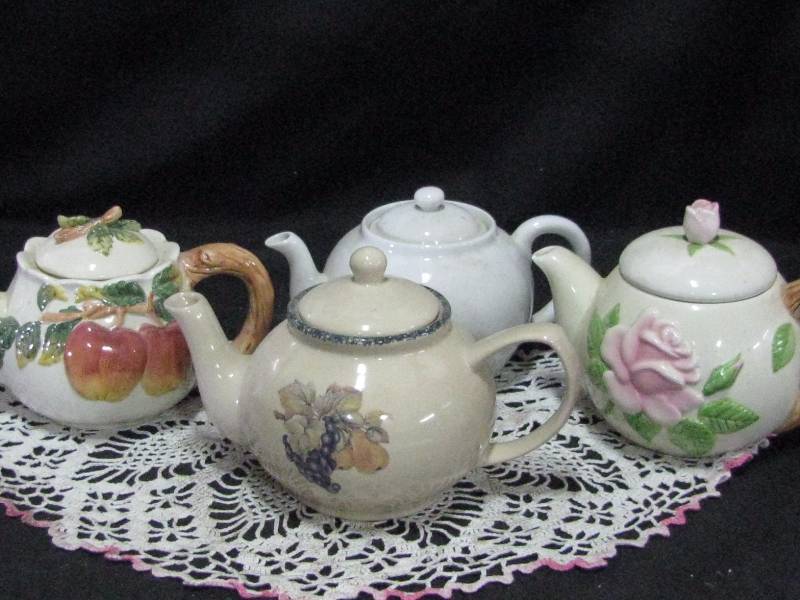 lot 39 image: Lot of Tea Pots