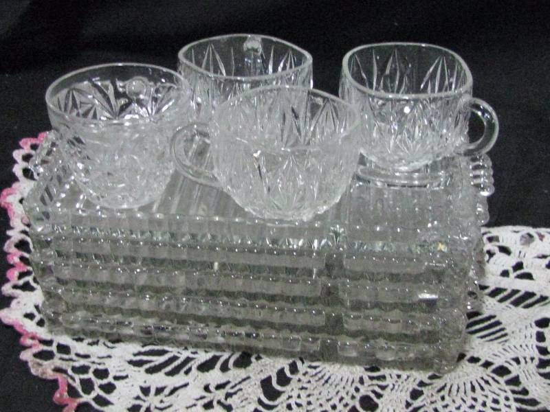 lot 42 image: Snack Set
