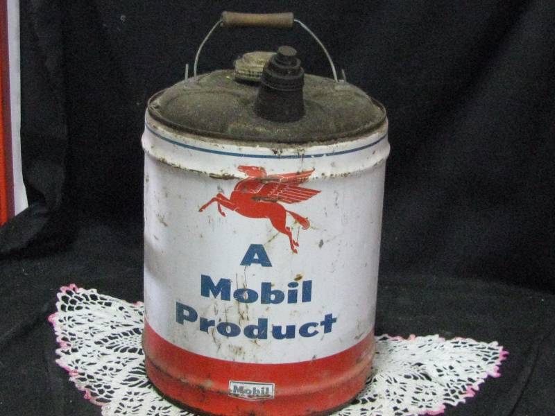 lot 56 image: Mobil 5gl Oil Can