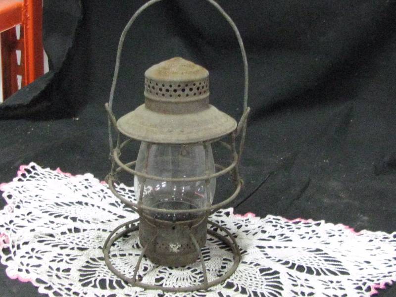 lot 71 image: Rock Island Lines Lantern