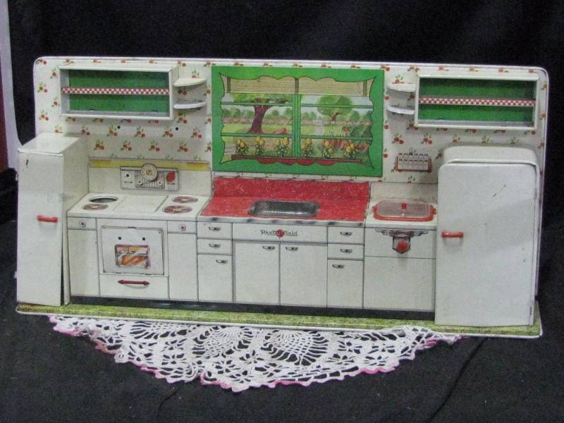 lot 81 image: Pretty Maid Metal Kitchen Set