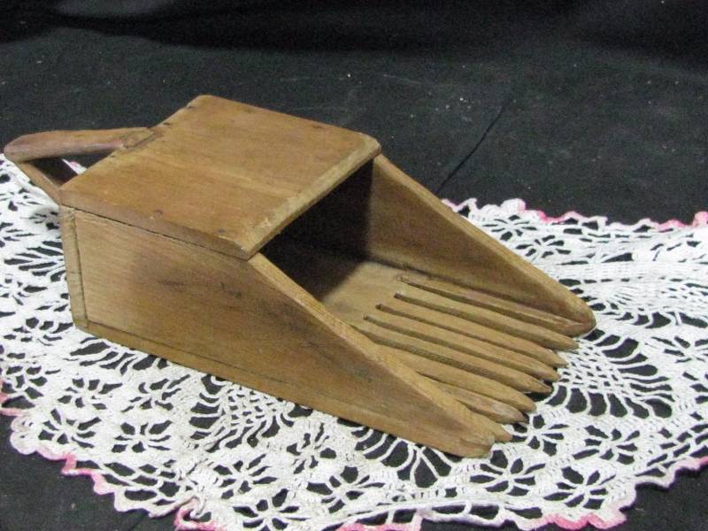 lot 92 image: Primitive Wood Berry Scoop