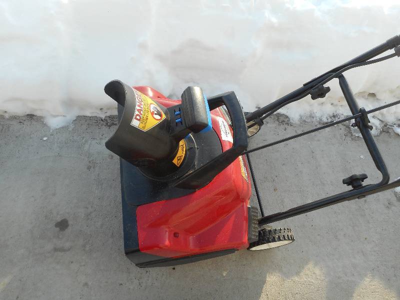 lot 3 image: 18 INCH TORO POWER CURVE ELECTRIC SNOW BLOWER