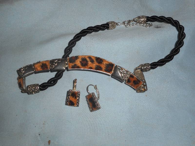 lot 5 image: VINTAGE NECKLACE AND EARINGS