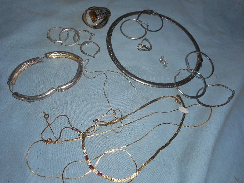 lot 9 image: GOLD AND SILVER JEWLERY