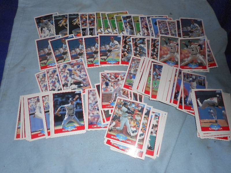 lot 10 image: COLLECTIBLE BASEBALL CARDS