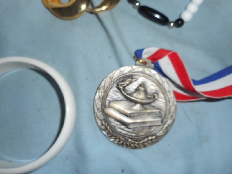 lot 12 image: JEWLERY