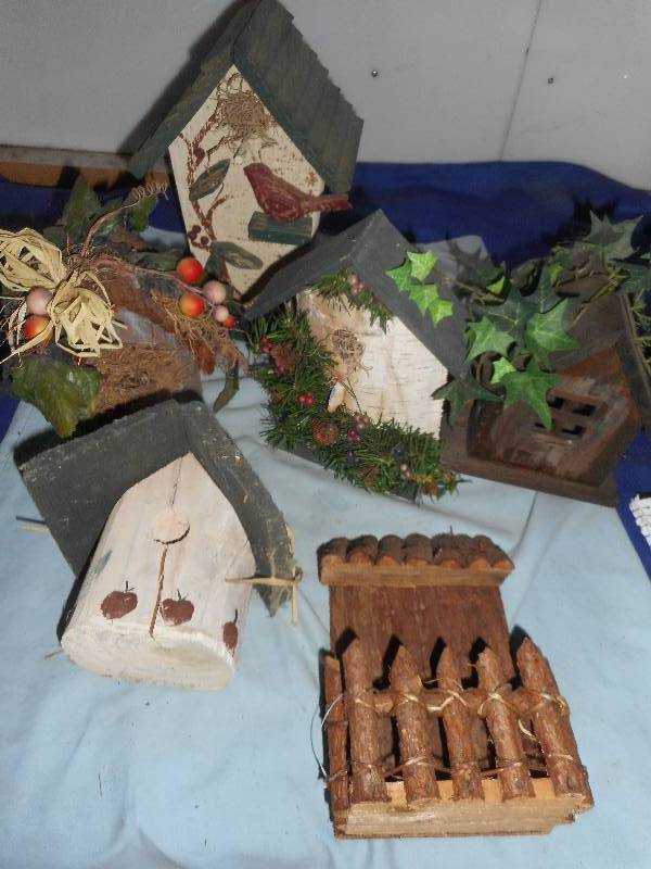 lot 13 image: BIRDHOUSE DECORE