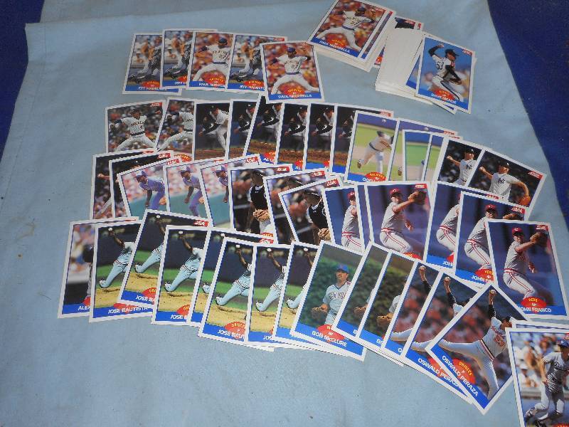 lot 21 image: APROXIMATLEY 150 COLLECTIBLE BASEBALL CARDS