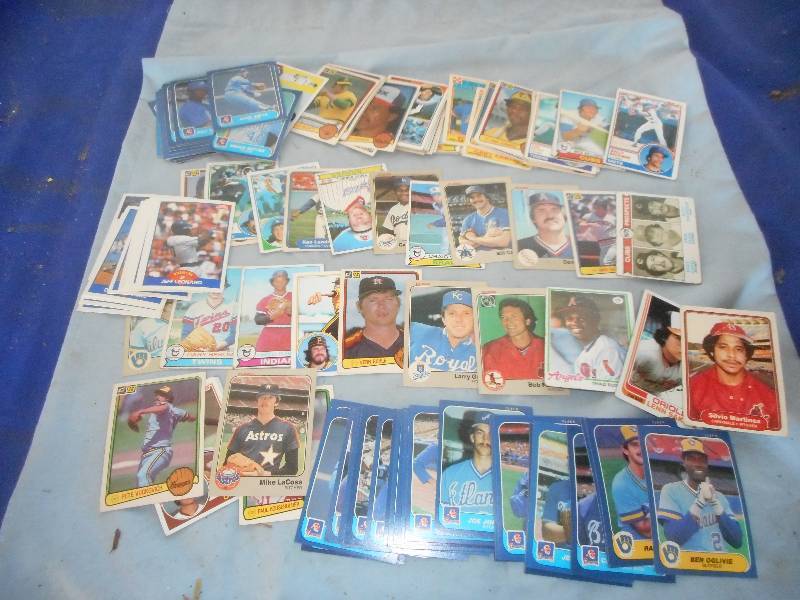 lot 22 image: 100  VINTAGE AND COLLECTIBLE BASEBALL CARDS
