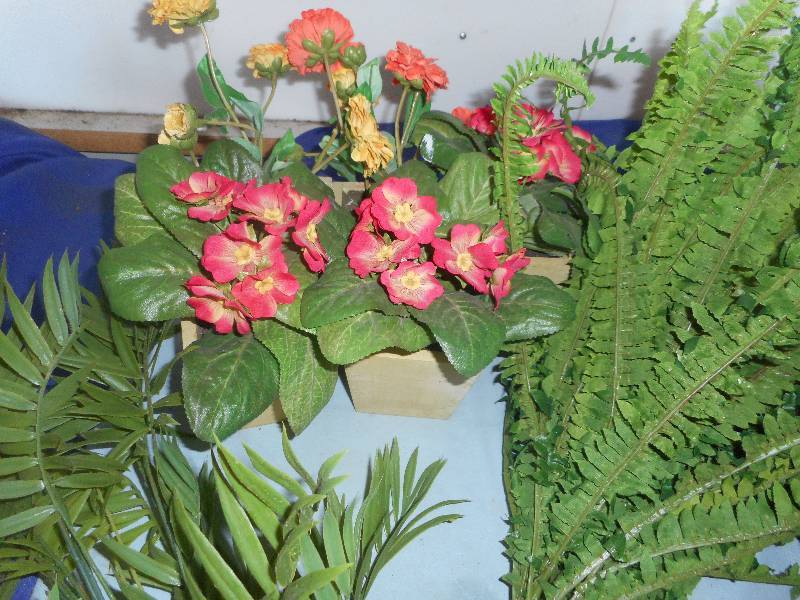 lot 28 image: 5 FLOWER BOXES AND 2 SETS OF GREENS