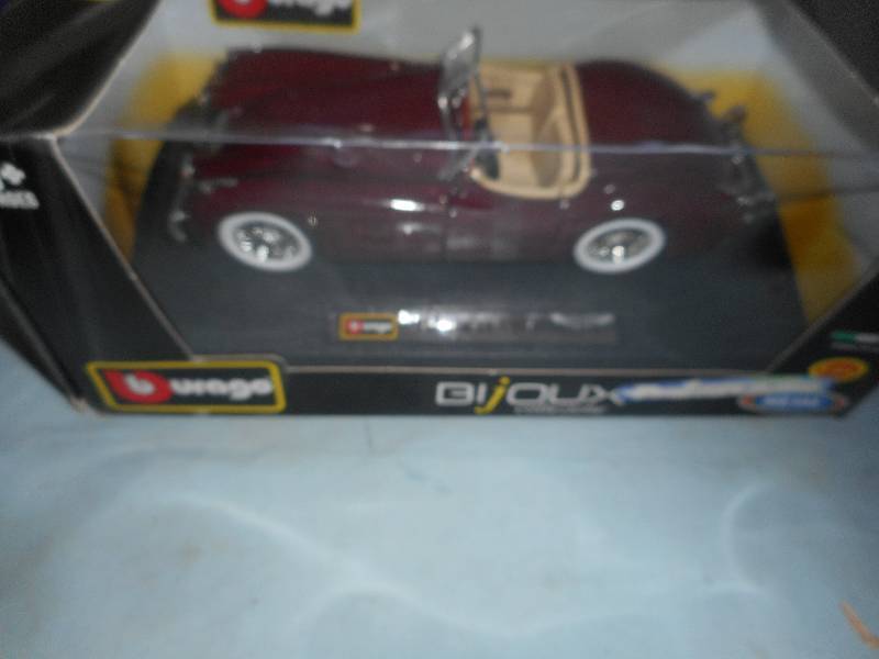 lot 33 image: COLLECTIBLE DIECAST JAGUAR