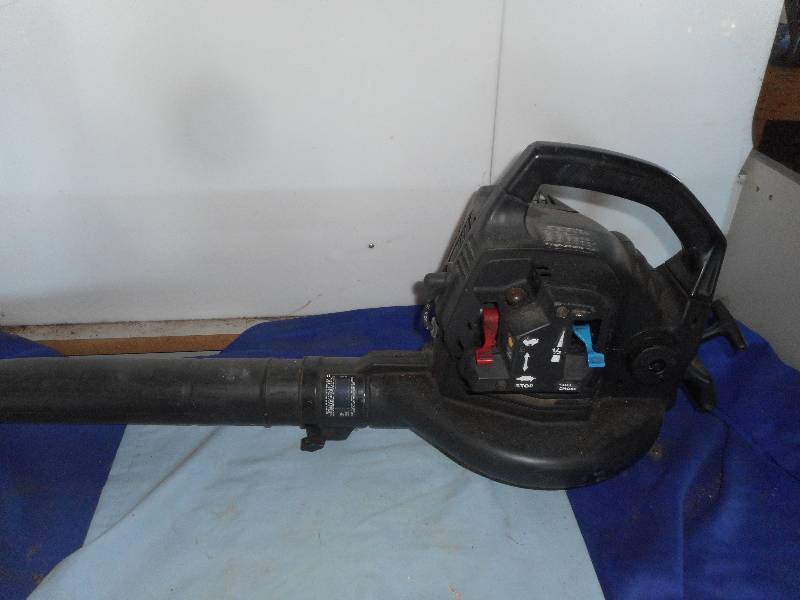 lot 34 image: CRAFTSMAN 25 CC LEAF BLOWER