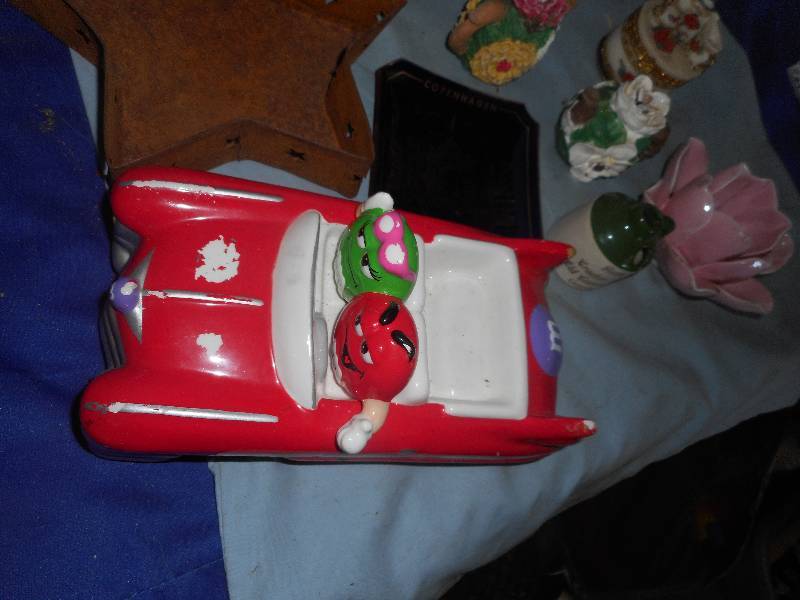 lot 38 image: COLLECTIBLE GLASSWEAR