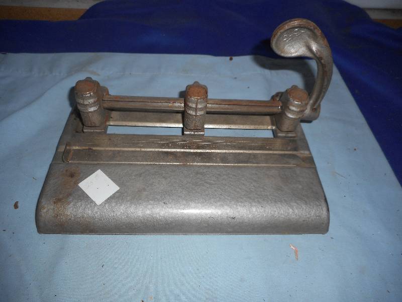 lot 40 image: ANTIQUE ALL METAL HOLE PUNCHER