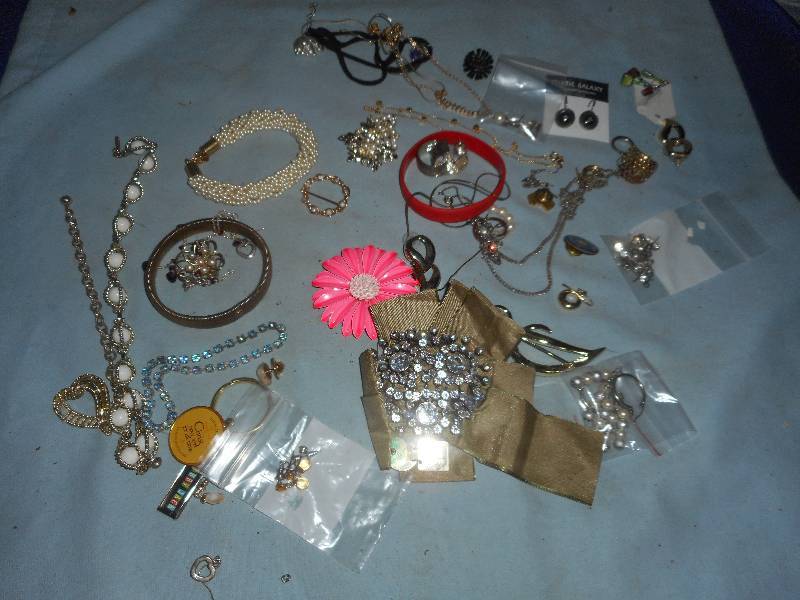 lot 44 image: JEWLERY