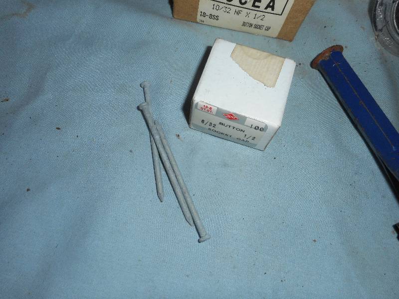 lot 45 image: SCREWS632 1032 THERMOSTAT SOCKETS AND MISC