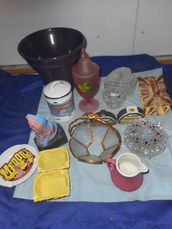 lot 55 image: VINTAGE COLLECTIBLES