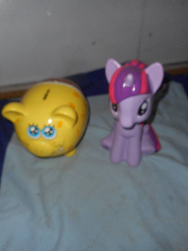 lot 64 image: COLLECTIBLE PIGGY BANKS