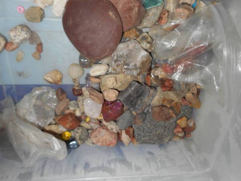 lot 69 image: COLLECTIBLE ROCKS AND AGATES