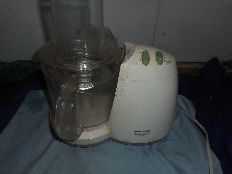 lot 74 image: BLACK AND DECKER FOOD PROCESSER