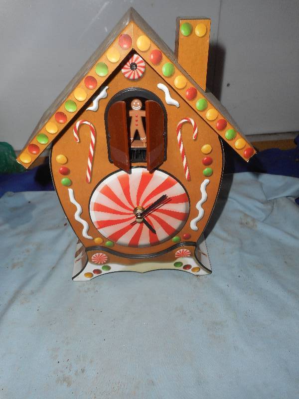 lot 76 image: COLLECTIBLE CANDY CANE COOCOO CLOCK