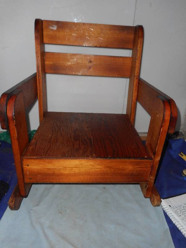 lot 77 image: SOLID WOOD CHILDS ROCKING CHAIR