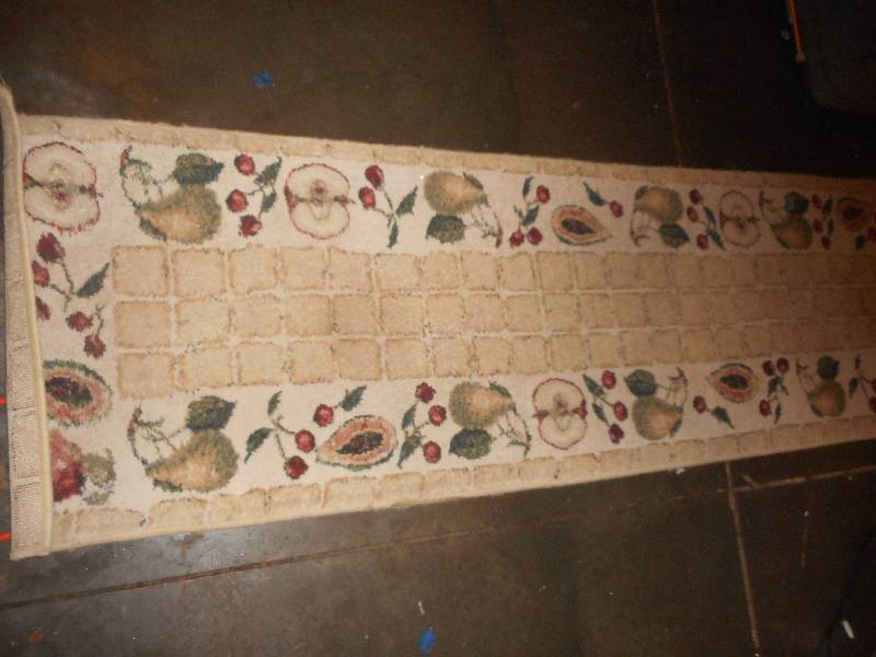 lot 100 image: 90 INCH RUG RUNNER WITH FRUIT EDGING