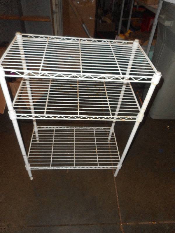 lot 108 image: WIRE FLOOR RACK