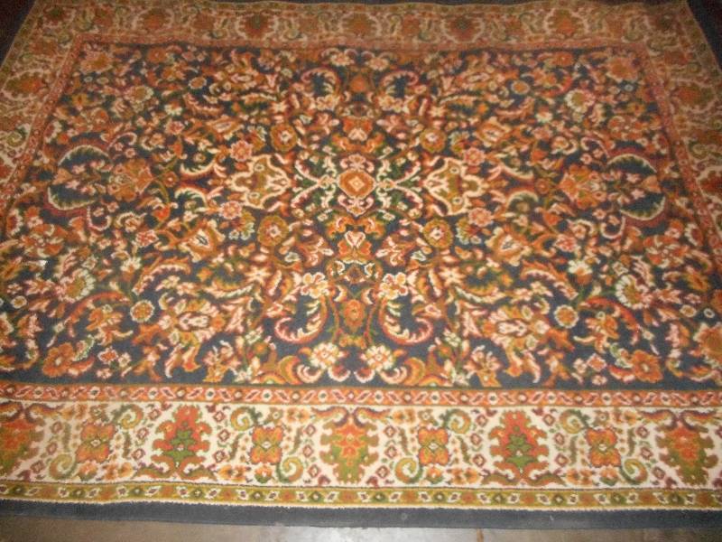 lot 112 image: FLOOR RUG