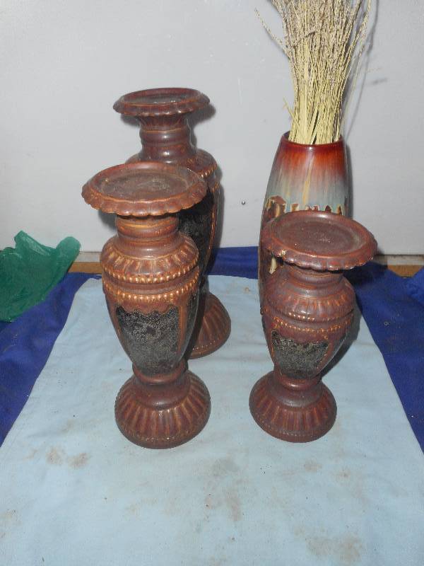 lot 115 image: 3 CANDLE HOLDERS 1 DECRATIVE VASE