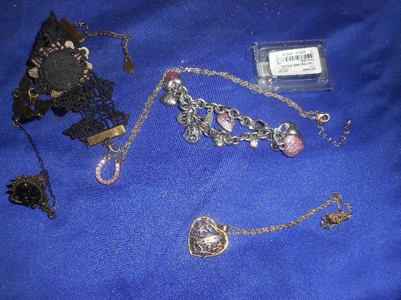 lot 118 image: JEWLERY