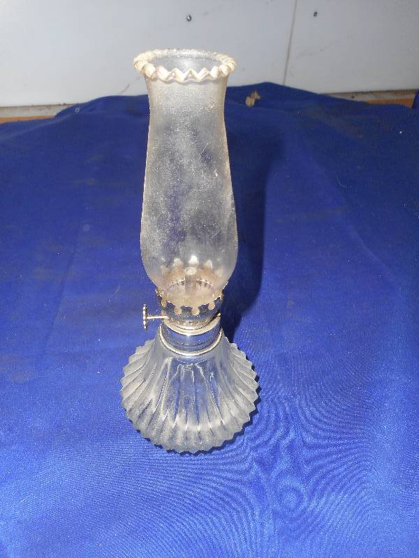 lot 121 image: SMALL ANTIQUE OIL LAMP