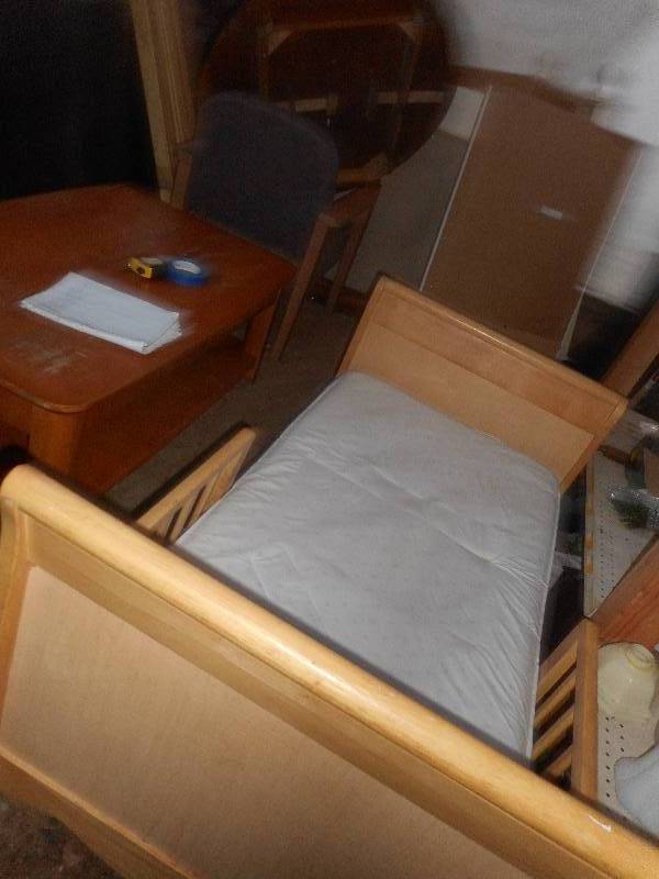 lot 123 image: CHILDS DAY BED