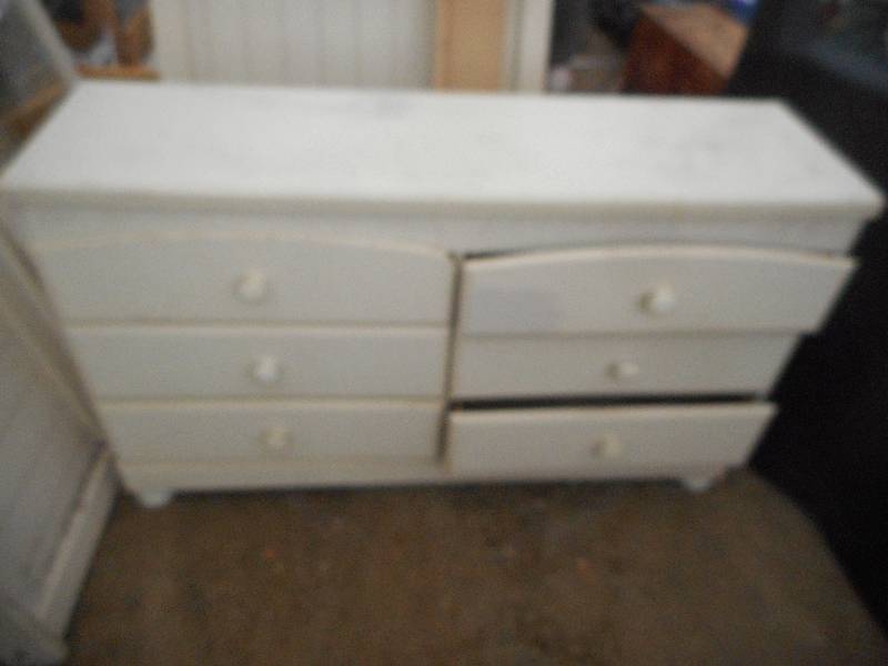 lot 126 image: VINTAGE SINGLE BED FRAME AND DRESSER