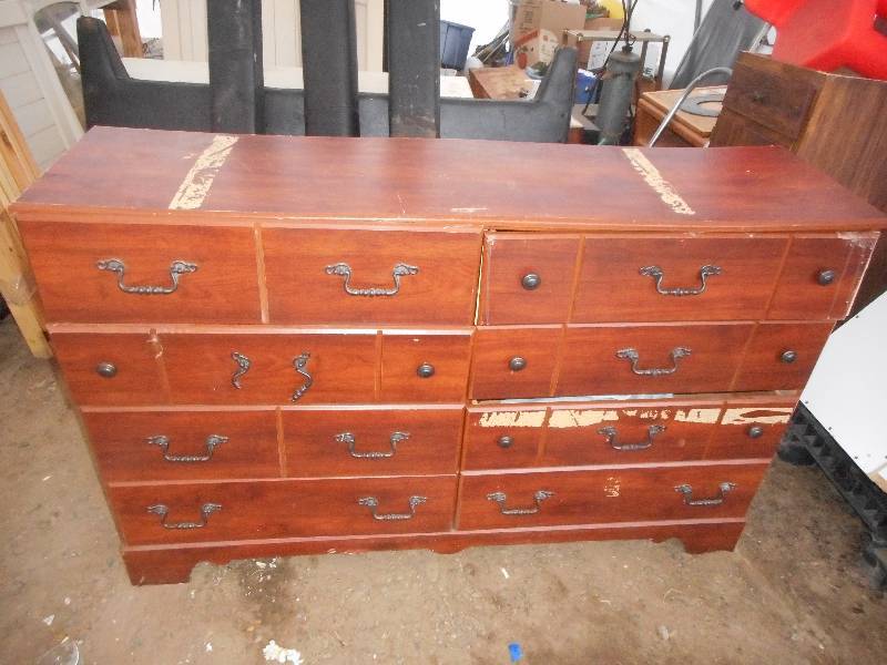 lot 128 image: DRESSER