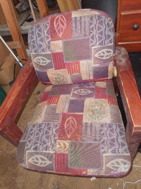 lot 130 image: PADDED CHAIR